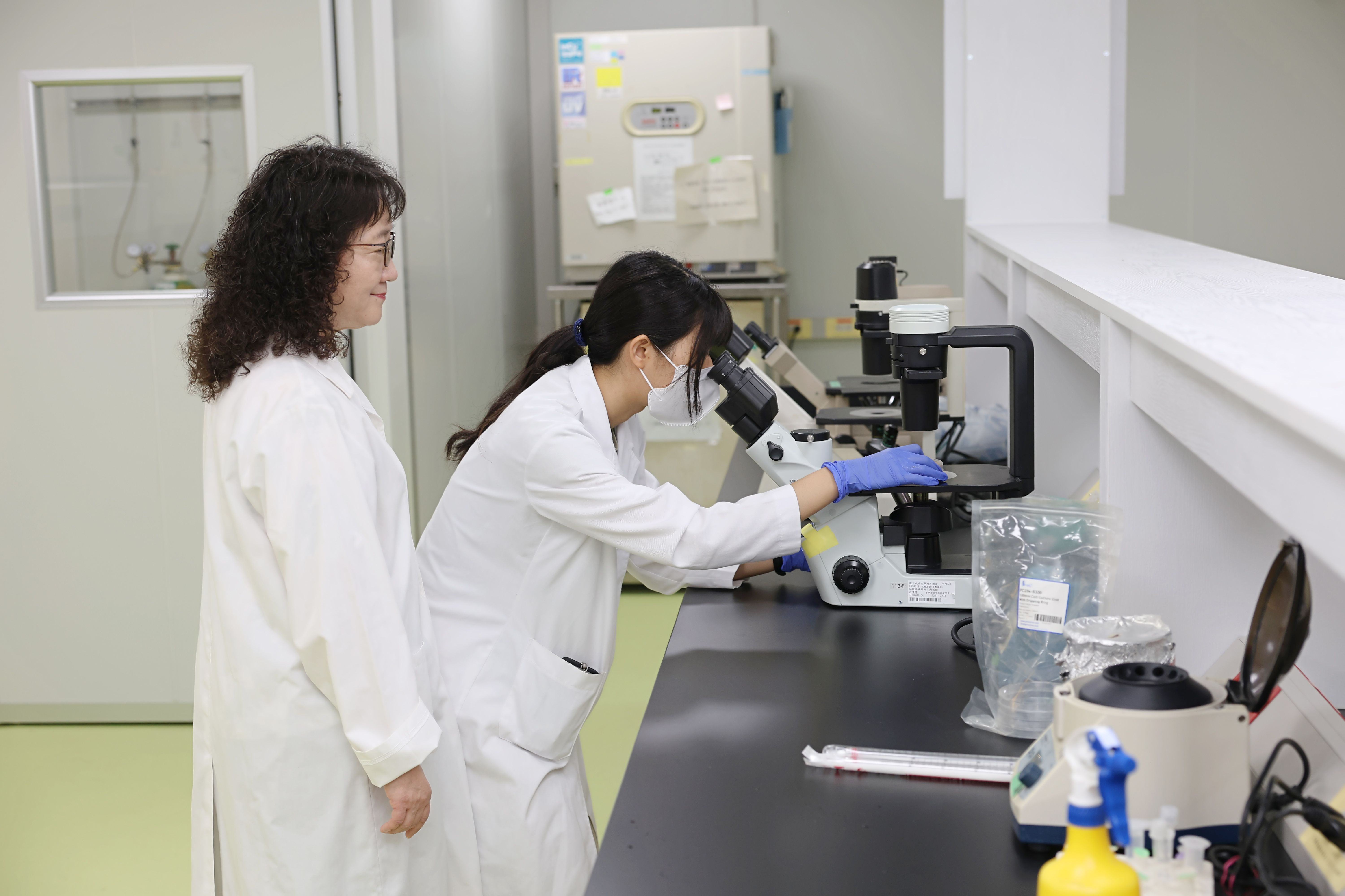 偉喬生醫捐助成大催生百萬級病毒實驗室深化生技產學合作助培育新世代「病毒獵人」 早安健康NEWS