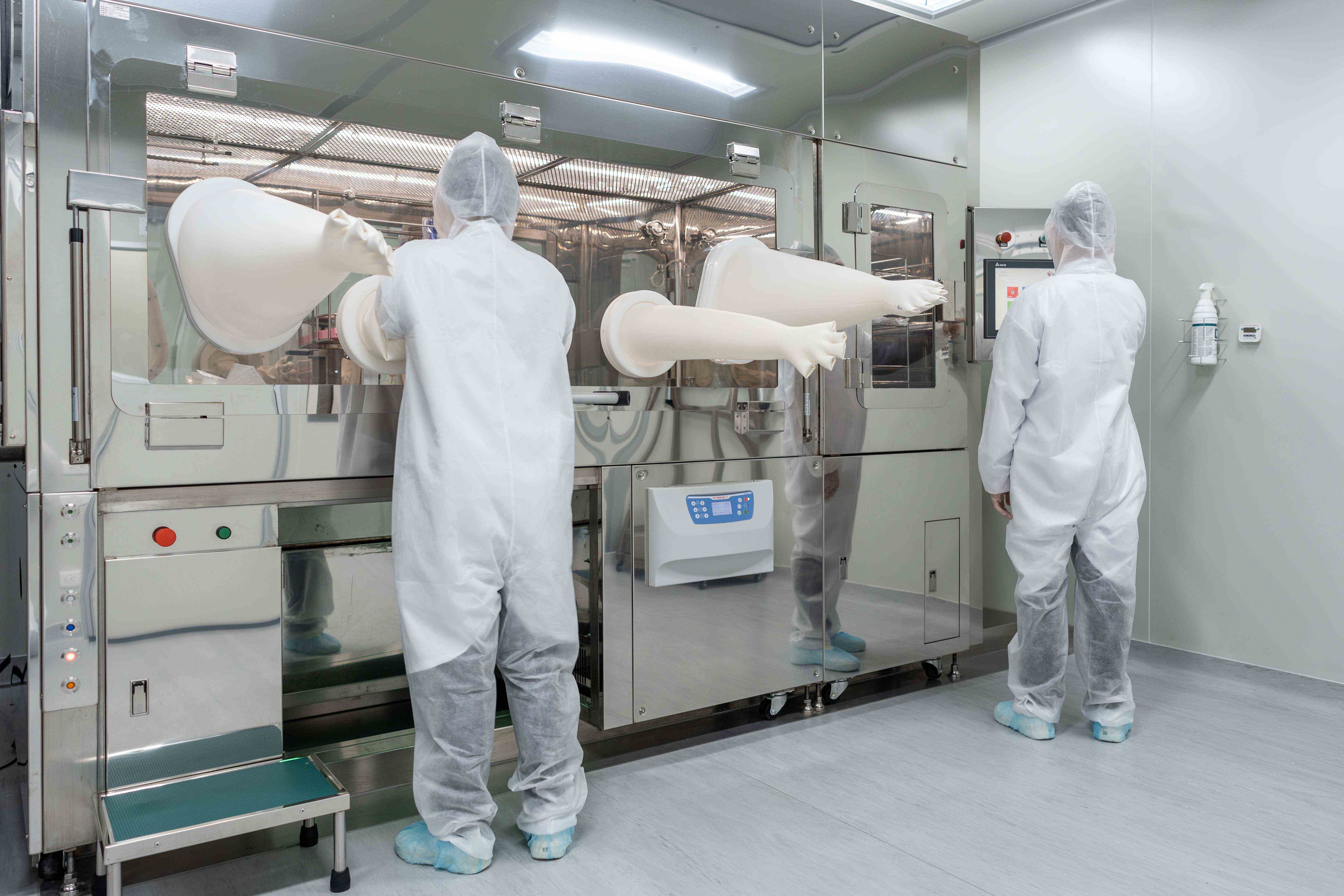 亞家生技自主研發的「微型智能細胞製劑廠」，結合細胞培養、藥品製程與法規專業，打造出符合PIC/S GMP標準的先進製備平台。（資料來源：亞家生技）