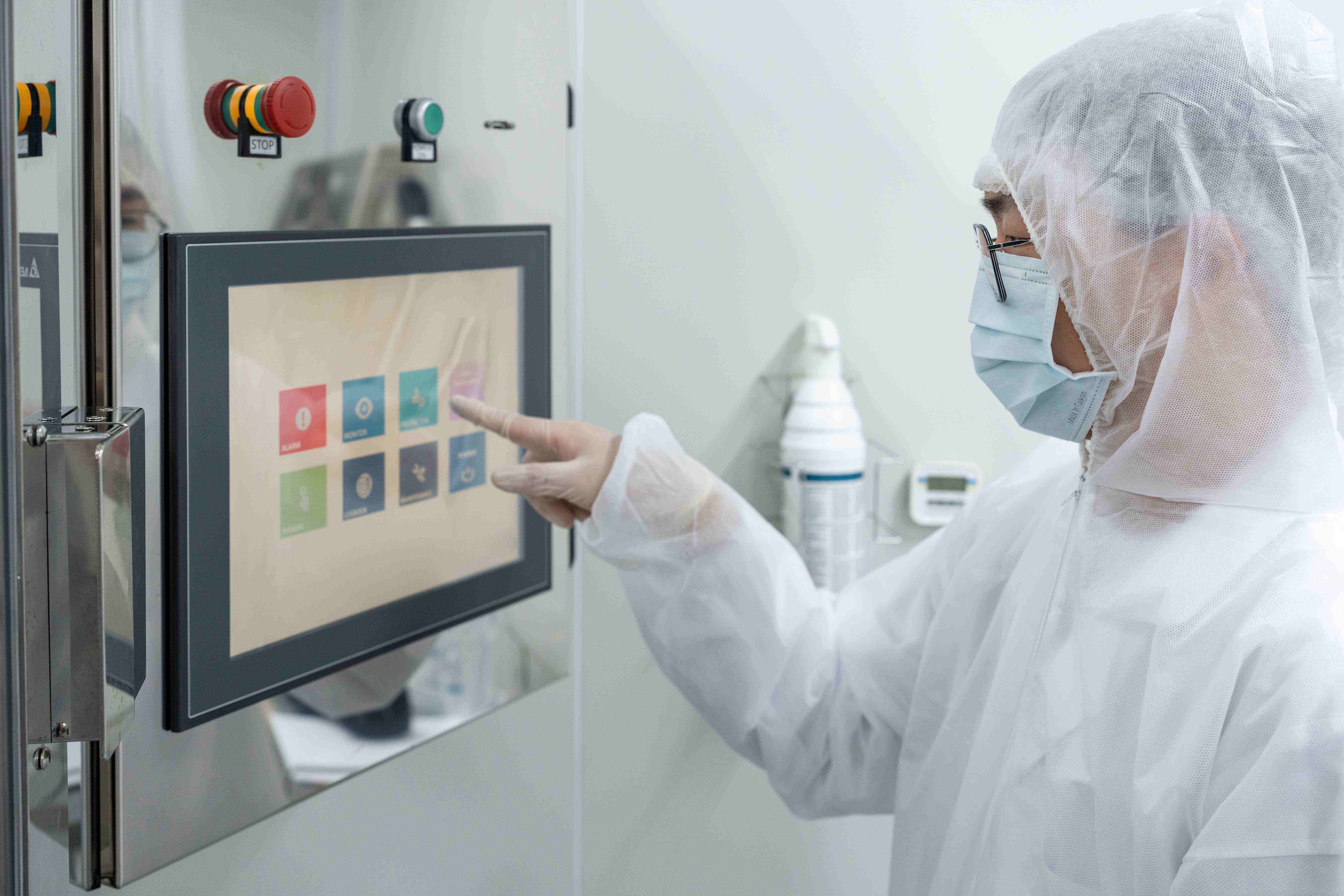 亞家生技跨領域整合細胞生技與製藥工業技術，從廠房規劃設計、軟硬體等機電設備，到品管品保認證與後續維護，皆能一站式服務。（資料來源：亞家生技）