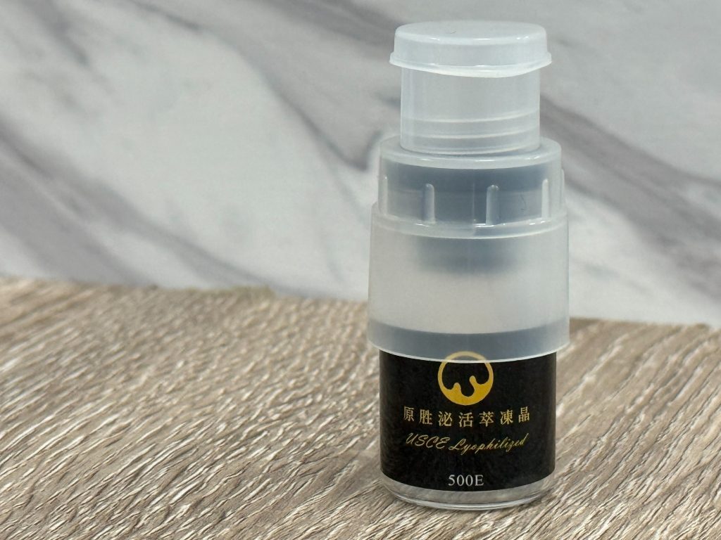 亞家生技展示眼周保養凍晶，透過專利瓶蓋設計，強調新鮮調配、即溶即用的保養新體驗。（資料來源：亞家生技）